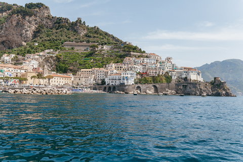 Von Sorrento aus: Amalfi und Positano Tagestour mit dem BootAb Sorrent: Tagestour nach Amalfi und Positano per Boot