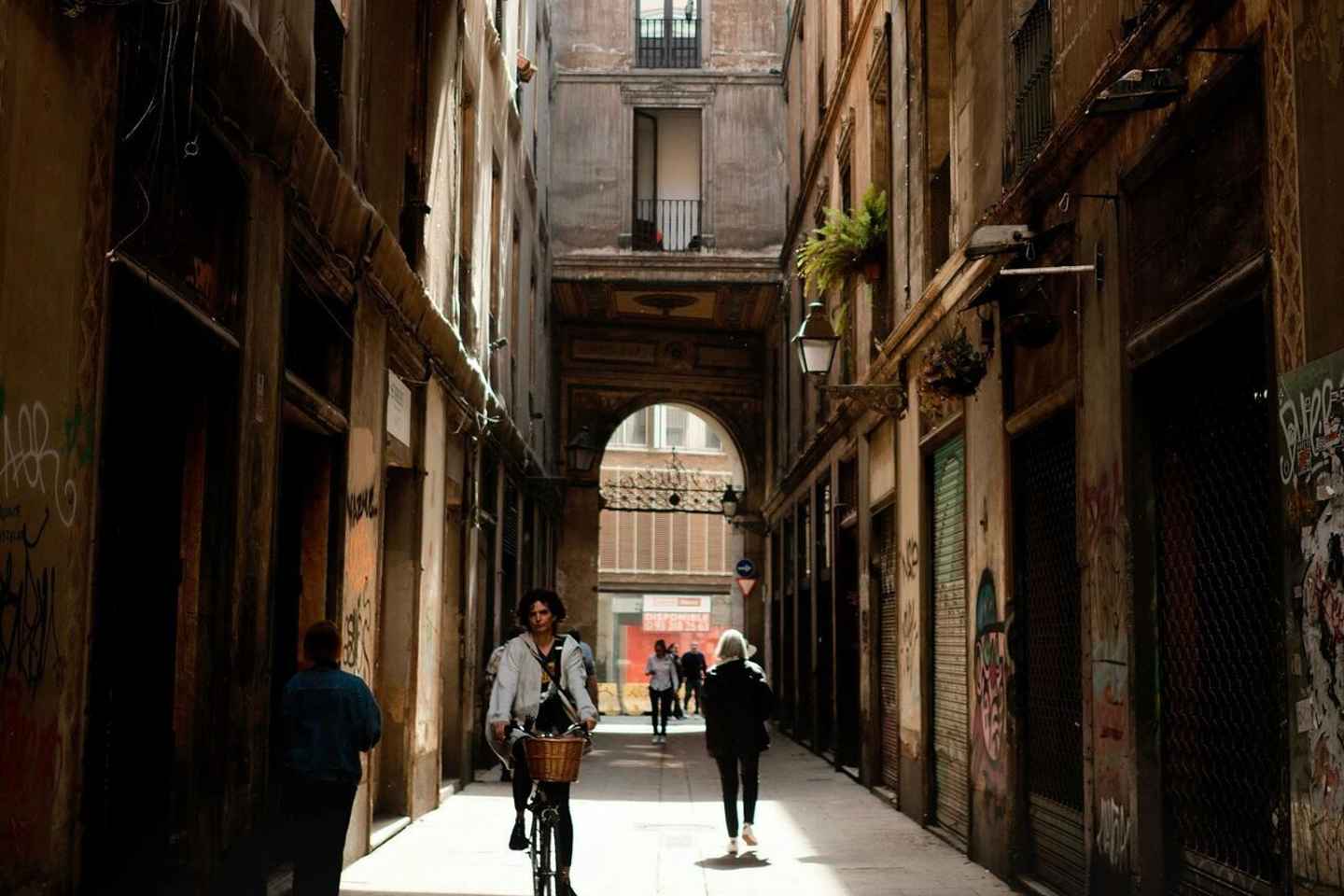 Barcelona: Walking Tour of the Gothic Quarter and La Rambla - Barcelona: Walking Tour of the Gothic Quarter and La Rambla