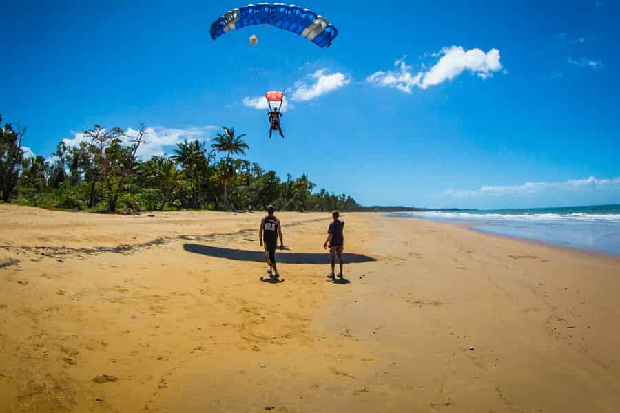 Mission Beach Tandem Fallschirmsprung Erlebnis. Foto: GetYourGuide