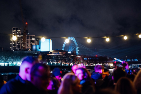 Bootfeest op oudejaarsavond in Londen met uitzicht op het vuurwerk