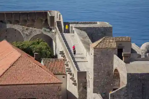 PRIVATE TOUR-Walls: Exploring Defensive Strategy and Stories