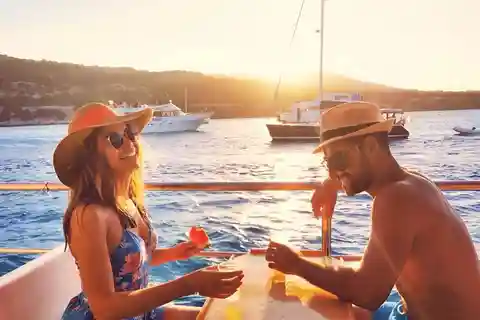 Paphos: Solnedgångskryssning i Blå Lagunen, BBQ & Vin + Vattenrutschkana