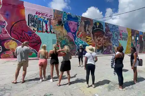 Miami: Iconic neighborhoods Walking & Sightseeing tour