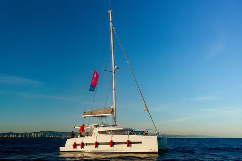 Barcelona: Catamaran zeilen met drankjes en snacks