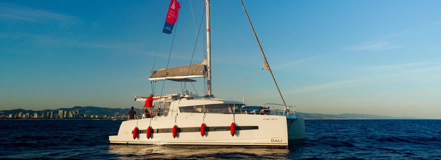 Barcelone : Navigation privée en catamaran avec boissons et collations
