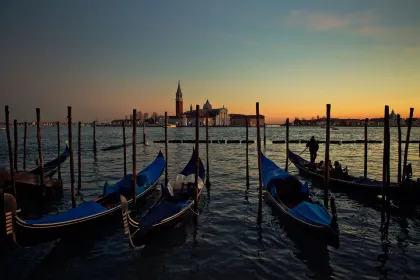 Venedig: Privater Abendspaziergang mit Gondelfahrt
