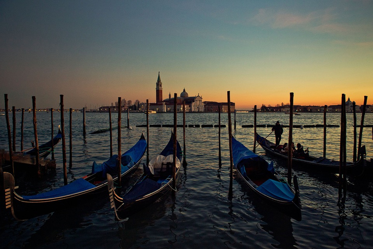 Venezia: passeggiata serale privata con giro in gondola