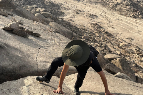 Jeddah: Caminhada na Montanha da Lua e Yoga ao Pôr do Sol