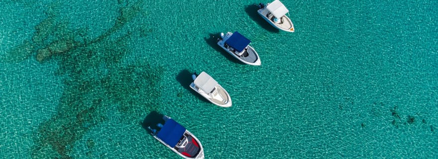 Zakynthos : Excursions en bateau à moteur vers les épaves et les grottes bleues