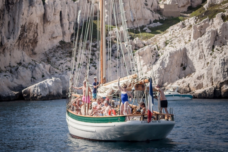 Marseille : Journée de navigation dans les Calanques avec déjeuner