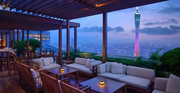 GuangZhou: 70 Floor RoofTop openair Bar, Sonnenuntergang & Lichtshow