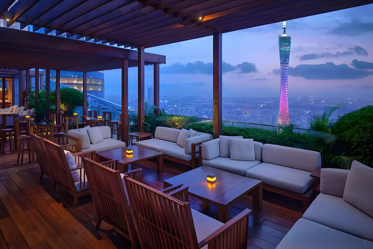 GuangZhou: Bar al aire libre en la azotea de la planta 70, puesta de sol y espectáculo de luces