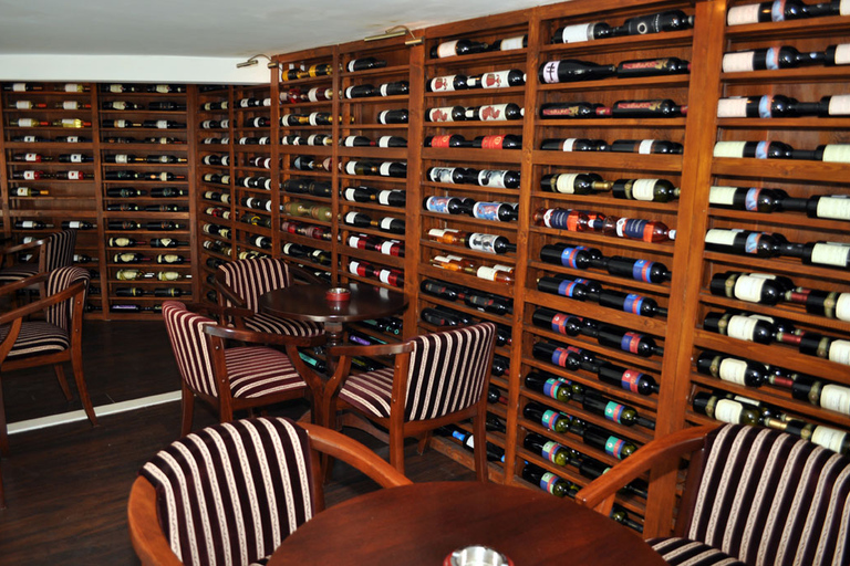 Bucarest: Cata de vinos Tour en primer lugar Wine Bar