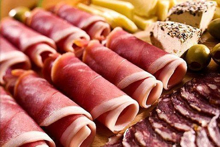 Napoli: Tour privato di degustazione gastronomica a piediNapoli: tour a piedi con degustazione di cibi privati