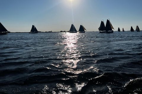 Spakenburg: Rejs autentyczną łodzią rybacką o zachodzie słońcaSpakenburg: Rejs o zachodzie słońca autentyczną łodzią rybacką