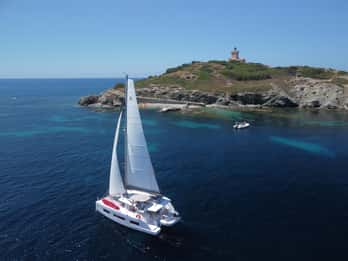 Départ de BRUSC au coucher du soleil sur un catamaran à voile