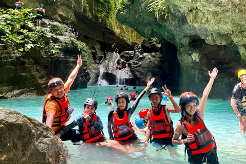 Cebu: simning med valhaj och klättring i Kawasan FallsCebu: simning med valhaj och kanjonvandring i Kawasan Falls