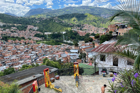 MEDELLÍN: COMUNA 13/GRAFFITI, CABLECAR & EXOTIC FRUIT MARKET