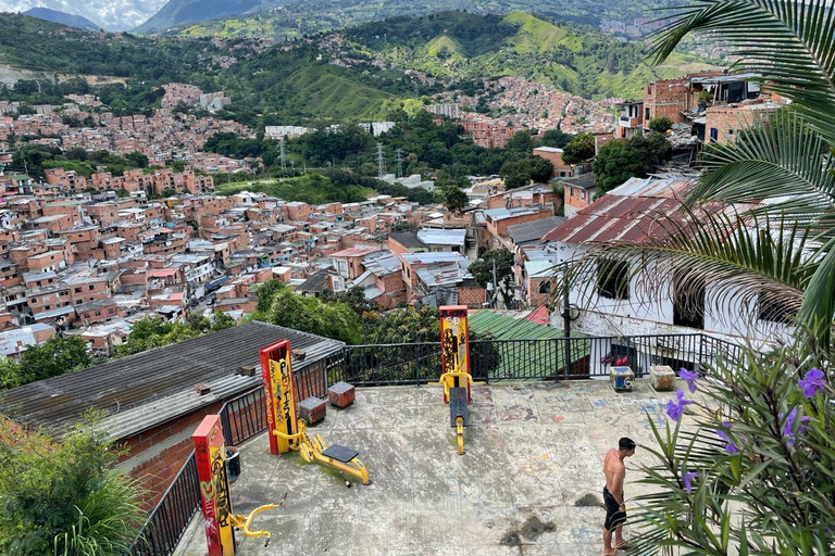 MEDELLÍN: COMUNA 13/GRAFFITI, CABLECAR & EXOTIC FRUIT MARKET