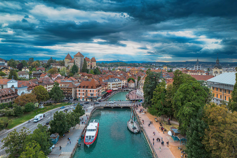 From Lyon: Annecy Private Day Trip, Boat Ride & Old Town Private Van (up to 6)