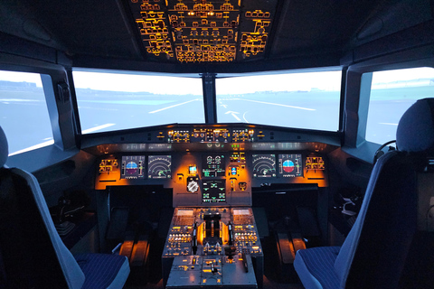 Flylounge: Ticket for a flying experience in an immersive flight simulator Flylounge: 60-minute immersive flight simulator ticket + 5-minute drone demo