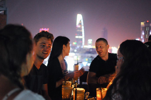 Saigón de noche: City Tour privado en jeep y bebida en el Skybar