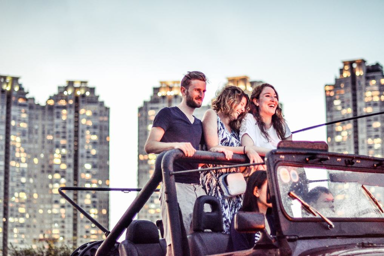 Saigón de noche: City Tour privado en jeep y bebida en el Skybar