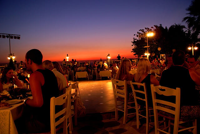 Kos: Griechisches Abendessen mit Musik, Tanzen und unbegrenztem Wein