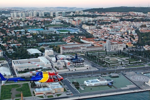 Lot helikopterem nad zabytkowej części Lizbony
