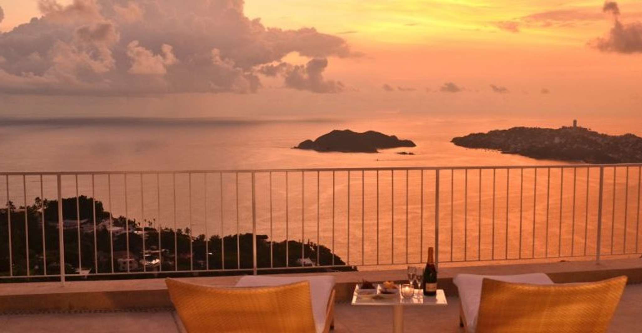 * Acapulco, Private Luxury Dinner, Drinks & High Cliff Divers - Hizvo
