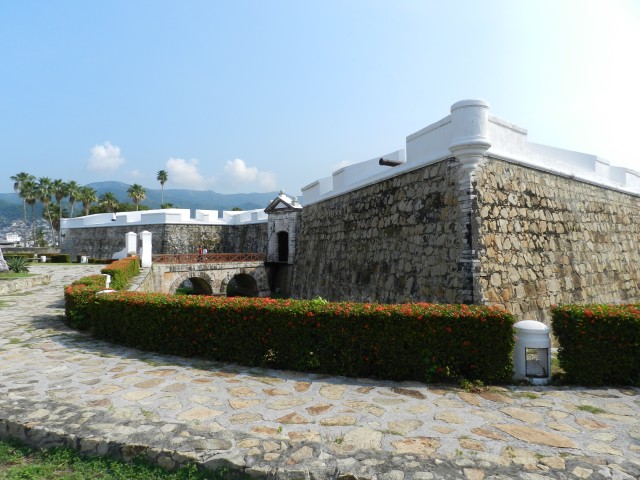 Visit *Acapulco Walking Tour San Diego Fort Museum & Cliff Divers in Acapulco, Guerrero, México