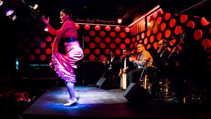 Barcelona: Tapas and Flamenco Experience