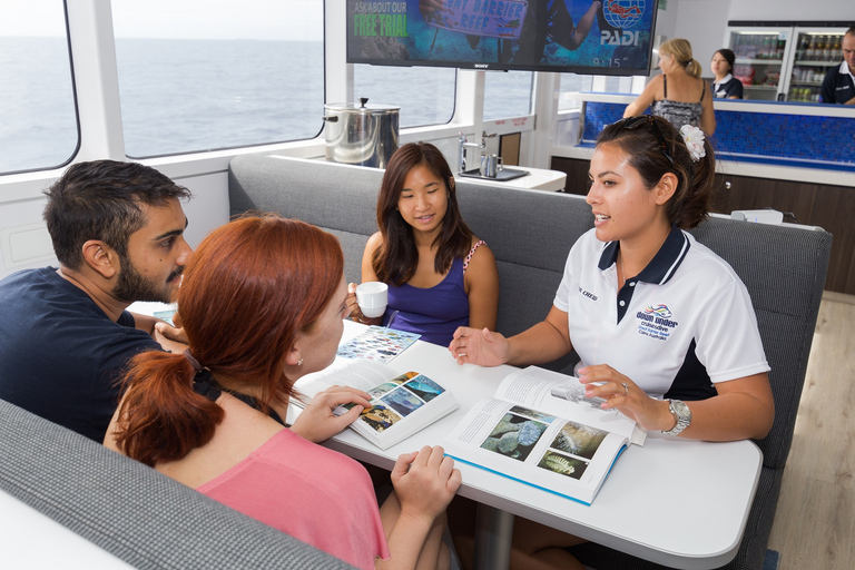 Cairns: Outer Great Barrier Reef-dagtour met lunch