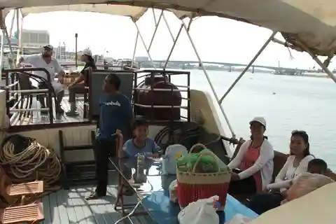 Siem Reap to Phnom Penh Full-Day land/cruise tour (one way)