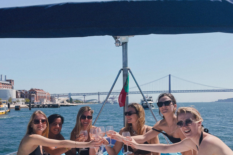 Lisbona: tour privato di 3 ore in catamarano di lusso con bagnoLisbona: tour privato di 3 ore in catamarano di lusso con nuoto