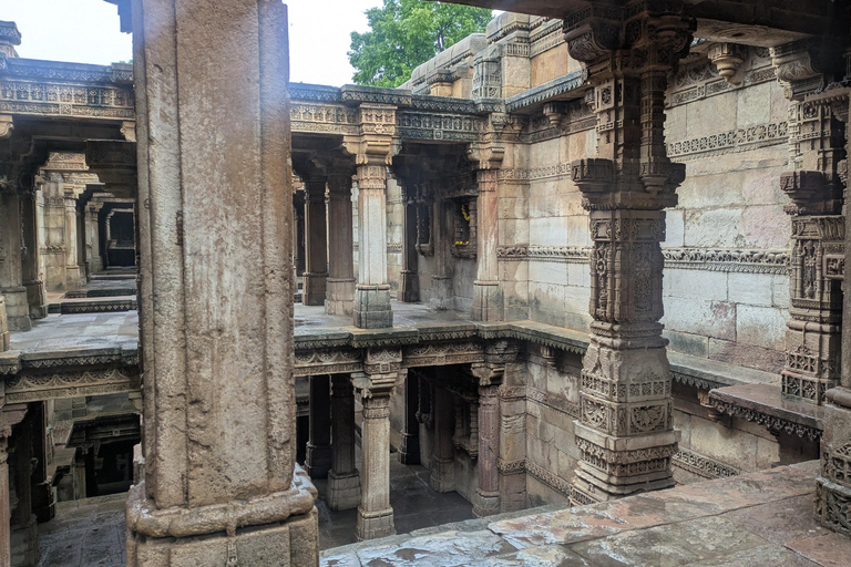 Ahmedabad: Private City Tour with Guide, Car, and Meal