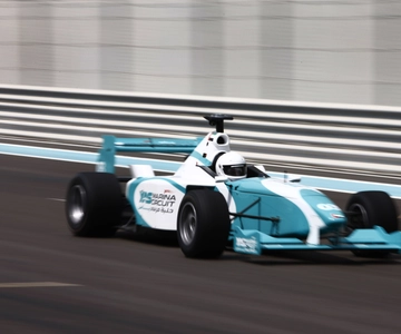 アブダビ：フォーミュラヤス3000の運転体験