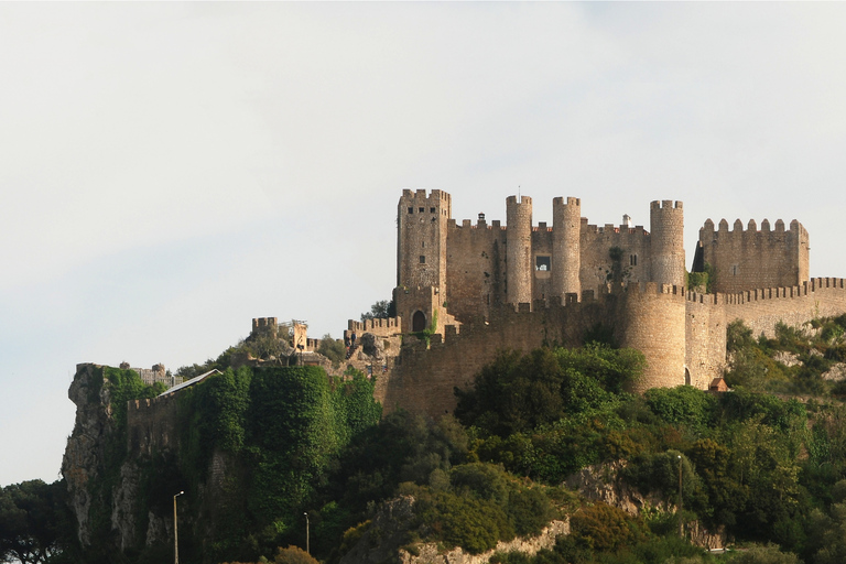 Excursão privada de dia inteiro a Óbidos, Nazaré, Alcobaça e MafraTour privado em inglês, francês, português ou espanhol