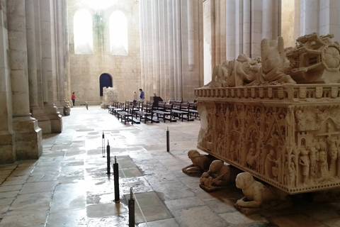 Excursão privada de dia inteiro a Óbidos, Nazaré, Alcobaça e MafraTour privado em inglês, francês, português ou espanhol