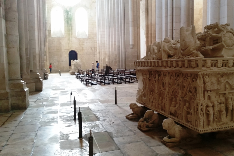 Excursão privada de dia inteiro a Óbidos, Nazaré, Alcobaça e MafraTour privado em inglês, francês, português ou espanhol