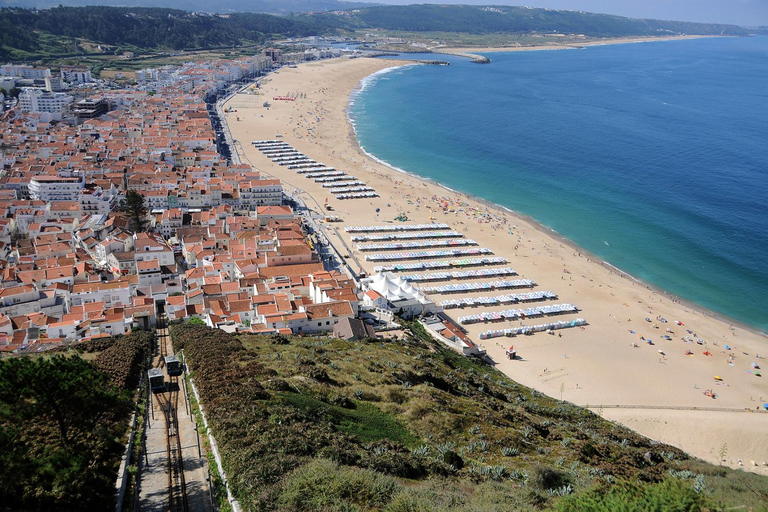 Excursão privada de dia inteiro a Óbidos, Nazaré, Alcobaça e MafraTour privado em inglês, francês, português ou espanhol