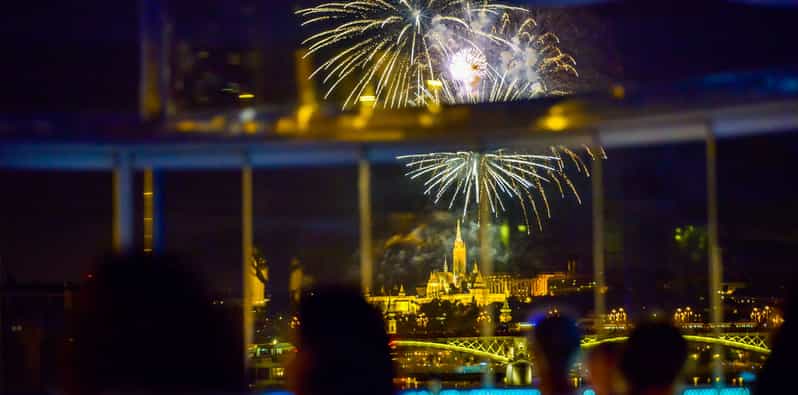 Budapest : dîner-croisière à Noël ou au Nouvel An | GetYourGuide