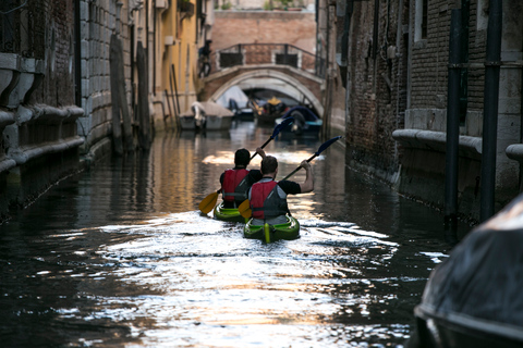 Veneza: Visita guiada de caiaquePasseio rápido de caiaque em Veneza