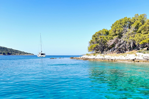 Ze Splitu/Trogiru: Błękitna Laguna i 2 wyspy - pół dnia prywatnieZe Splitu: prywatna półdniowa wycieczka do Błękitnej Laguny i Šolta Nečujam