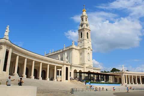 Fátima, Batalha, Nazaré, and Óbidos Tour from Lisbon