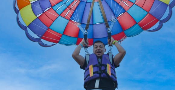 Bangkok & Pattaya: Koh Larn Snorkeling & Parasailing Tour