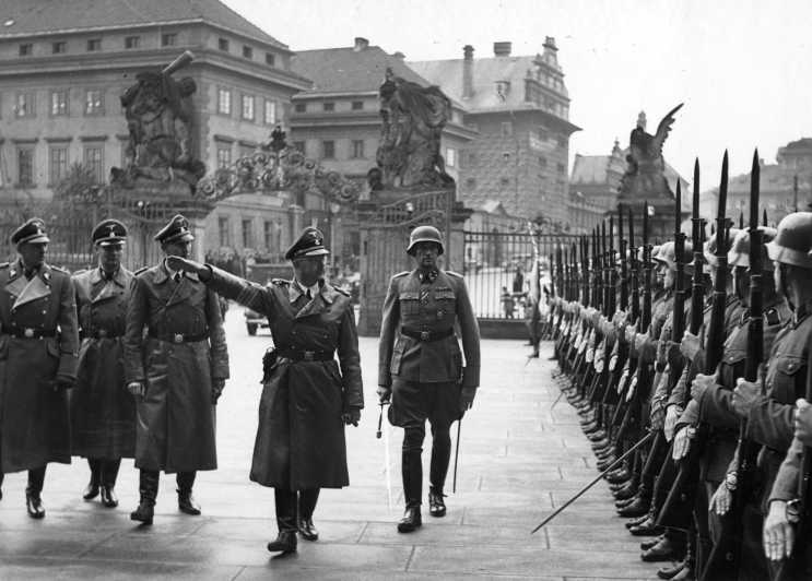 Praga: tour de la Segunda Guerra Mundial y el comunismo | GetYourGuide