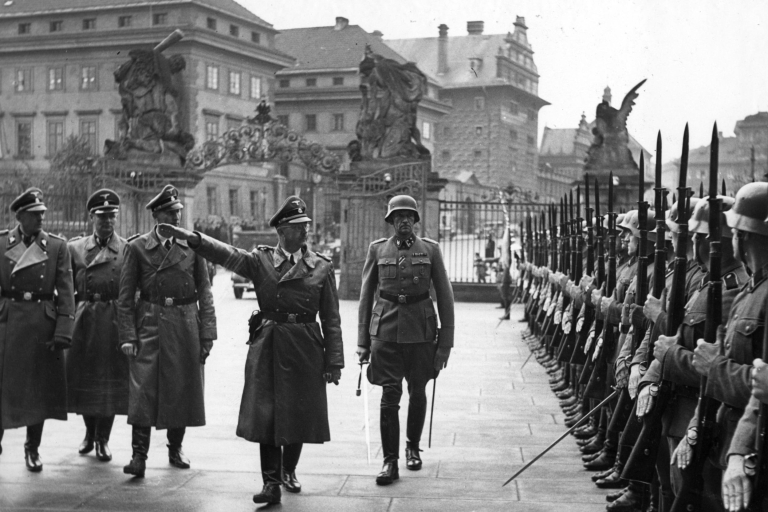 Prague : Seconde Guerre mondiale et communisme