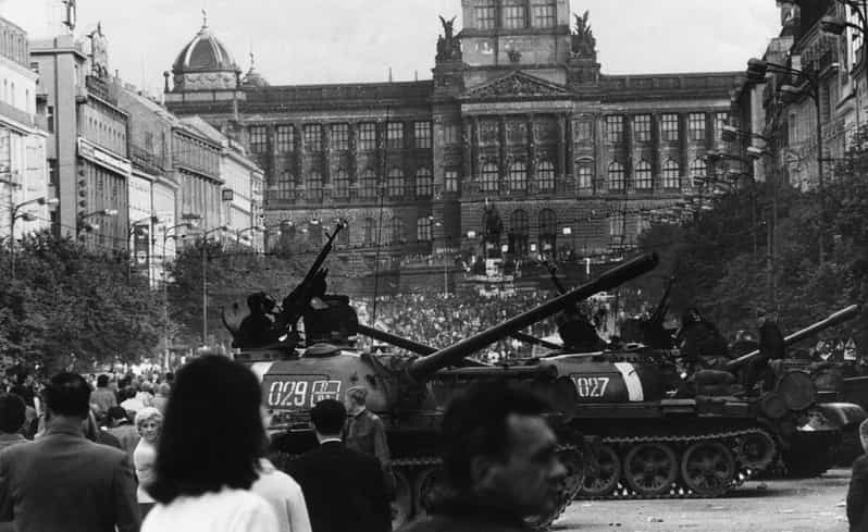 Praga: tour de la Segunda Guerra Mundial y el comunismo | GetYourGuide