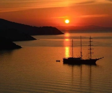 Alanya: Passeio de barco ao pôr do sol com jantar e bebidas ilimitadas